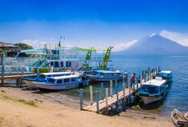 Panajachel, Guatemala-Nisan, 25, 2018: Panajachel içinde Dock San Pedro volcano arka plan ile. Bir kaç küçük tekneler gecenin Lake Atitlan tur için turistler için bekliyor