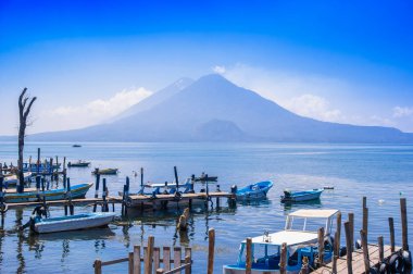 Panajachel, Guatemala-Nisan, 25, 2018: Panajachel içinde Dock San Pedro volcano arka plan ile. Bir kaç küçük tekneler gecenin Lake Atitlan tur için turistler için bekliyor