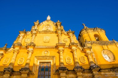 Leon, Nikaragua, Mayıs, 16, 2018: Güzel açık görünümü güzel güneşli gün ve mavi gökyüzü arka planda Leon Recoleccion Kilisesi ve ön cephe