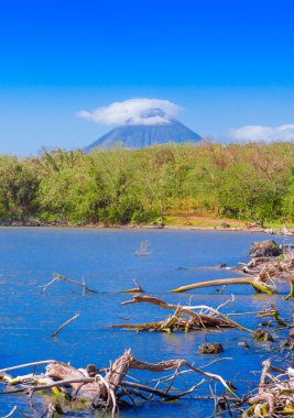 Volcan Concepcion, Isla Ometepe Nikaragua. Dağın zirvesine bulut ile feribotuna görüntülemek