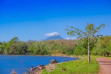 Volcan Concepcion, Isla Ometepe Nikaragua. Dağın zirvesine bulut ile feribotuna görüntülemek