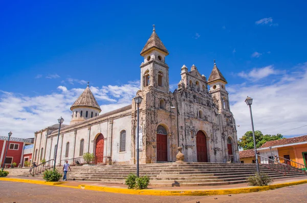 格拉纳达 尼加拉瓜 2018 户外华丽的外观白色西班牙殖民地瓜教堂 Neoclasical 在一个美丽的阳光明媚的一天 在尼加拉瓜的蓝天 — 图库照片