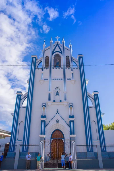 Granadzie, Nikaragua, 14 maja 2018 r.: Widok zewnętrzny La Capilla Maria Auxiliadora gotyckim stylu Kościoła katolickiego, widok pionowy, w tle piękne błękitne niebo w słoneczny dzień — Zdjęcie stockowe