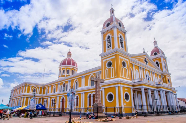 GRANADA, NICARAGUA, MAIO, 14, 2018: Vista ao ar livre da Catedral de Granada lindamente decorada em amarelo, branco e vermelho capturado contra um céu azul — Fotografia de Stock