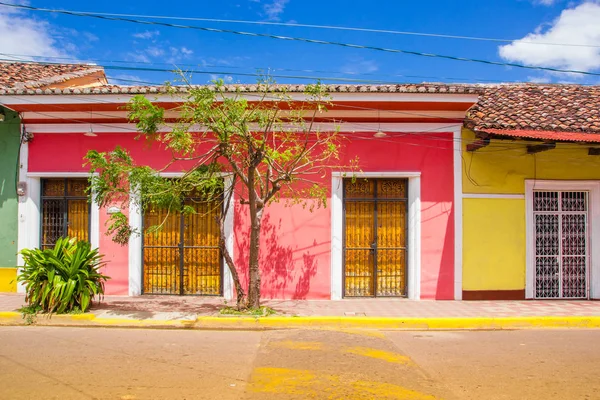 グラナダ、ニカラグア、2018 年 5 月 14 日: グラナダの中心の中心都市にカラフルな家並み屋外観 — ストック写真