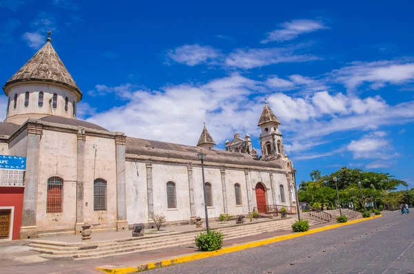 Granada, Nicaragua, 14. Mai 2018: wunderschöner Blick auf die Fassade der weißen spanischen Guadalupe-Kirche im Kolonialstil, neoklassizistisches Gebäude, bei schönem Sonnenschein und blauem Himmel — Stockfoto