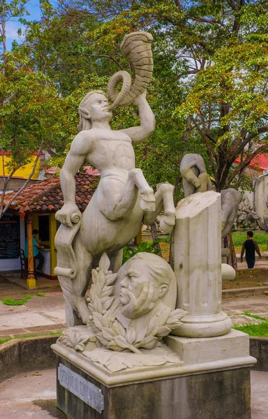 Granada, Nicaragua, május, 14, 2018: Szabadtéri nézet magozott játszott egy kürt-ban egy park a város Kentaur szobor — Stock Fotó