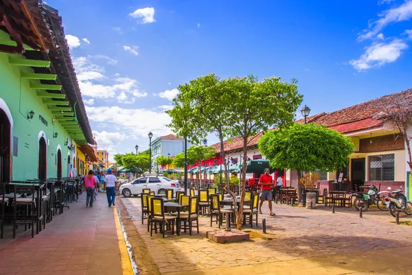 格拉纳达, 尼加拉瓜, 可以, 14, 2018: 户外景观的彩色装饰马车出租游客旅游殖民地镇 — 图库照片