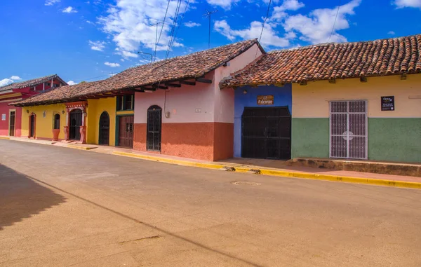 GRANADA, NICARAGUA, 14 DE MAYO DE 2018: Fachada de viviendas tradicionales y coloridas en Granada, Nicaragua — Foto de Stock