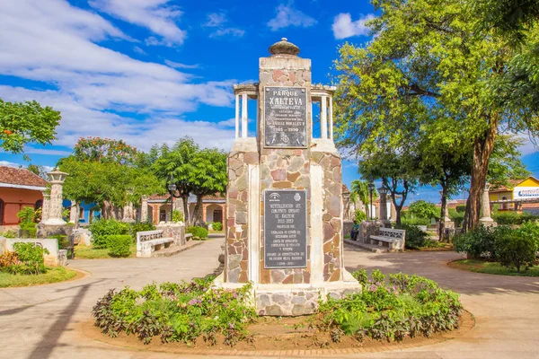 Granada, Nicaragua, maj 14, 2018: Antika sten kolumner foder gångvägen i parken Xalteva i Downtown — Stockfoto