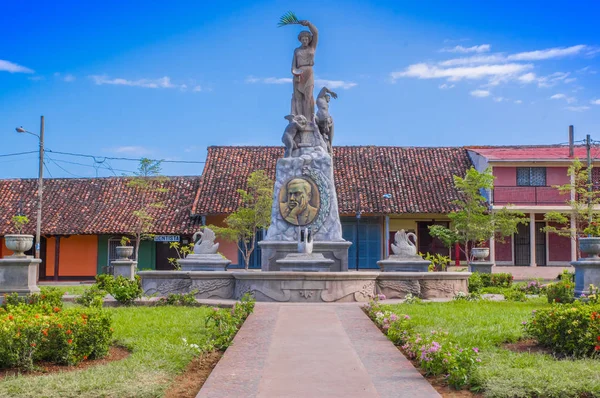 Старинные каменные колонны, выстилающие дорожку в парке Ксалтева в центре Гранады, Никарагуа — стоковое фото