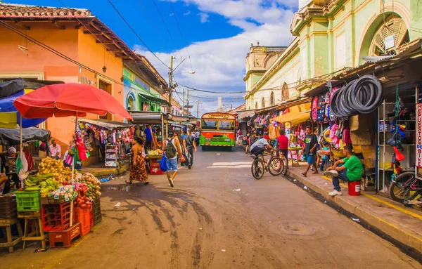 Granada, Nikaragui, 14 maja 2018 r.: Niezidentyfikowanych ludzi chodzących i ulicy rynku stalle w kolorowe street w Granada — Zdjęcie stockowe