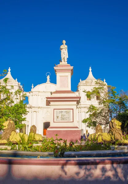 León, Nikaragua, 16 maja 2018 r.: Widok zewnątrz ukamienowany posąg Maximo Jerez fontanna Ruben Dario Park Katedra Leon — Zdjęcie stockowe