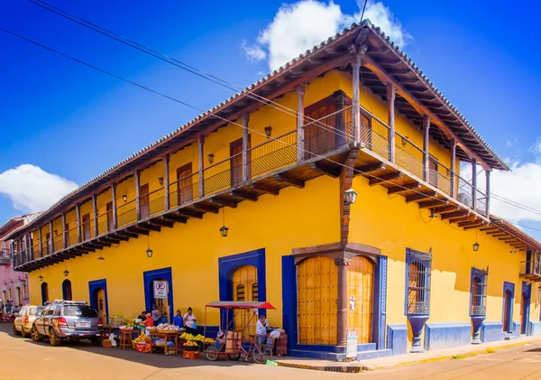 LEON, NICARAGUA, 16 DE MAYO DE 2018: Vista al aire libre de personas en una calle de León, Nicaragua, es el segundo país más pobre de Centroamérica, cuatro de cada diez personas ganan menos de un dólar al día —  Fotos de Stock