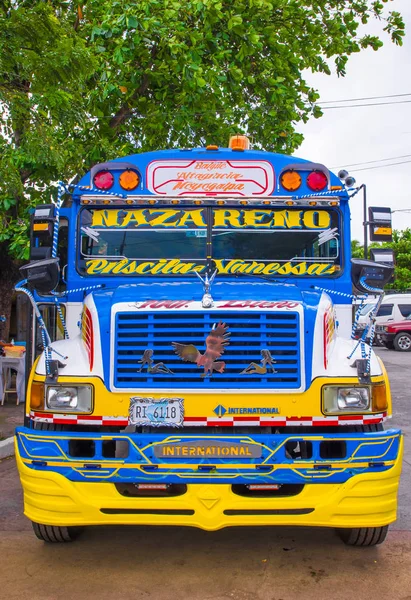 OMETEPE, NICARAGUA, MAIO, 14, 2018: Vista ao ar livre do velho ônibus escolar americano feito e reutilizado na América Central. Eles são coloridos decorados e usados para transporte público ou privado — Fotografia de Stock