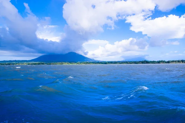 Vulkán Concepcion, Isla Ometepe Nicaraguában. Nézd a komp a felhőalapú ezen a környéken: a hegy tetején — Stock Fotó