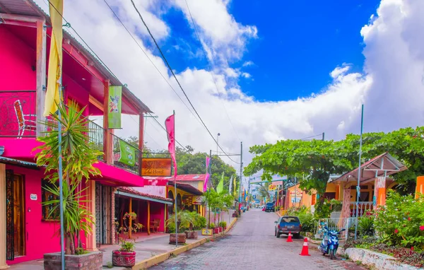 OMETEPE, NICARAGUA, MAIO, 14, 2018: A rua principal da aldeia de Ometepe, é a maior aldeia e a casa do maior dos três portos de ferry — Fotografia de Stock