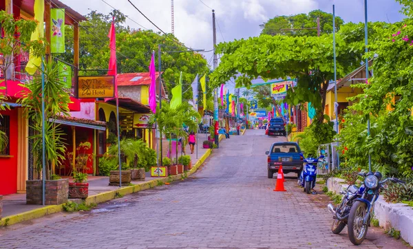 OMETEPE, NICARAGUA, MAIO, 14, 2018: A rua principal da aldeia de Ometepe, é a maior aldeia e a casa do maior dos três portos de ferry — Fotografia de Stock