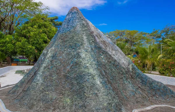 Vista al aire libre de una enorme estructura apedreada ubicada en el parque de altagracia en la isla Ometepe, durante un día soleado en Nicaragua —  Fotos de Stock