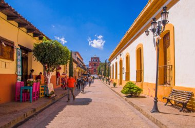 San Cristobal De Las Casas, Meksika, Mayıs, 17, 2018: san Cristobal de Las Casas, Chiapas, Meksika trafiğe kapalı bir caddede yürüyüş Tanımlanamayan kişi.