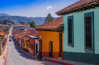 San Cristobal De Las Casas, Meksika, Mayıs, 17, 2018: Sokak görünümü ve San Cristobal de Las Casas tarihi merkezinde kaldırım