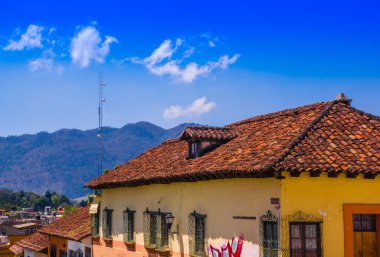 San Cristobal De Las Casas, Meksika, Mayıs, 17, 2018: San Cristobal de Las Casas tarihi merkezinde eski bir binanın çatı görünümü açık görünümünü