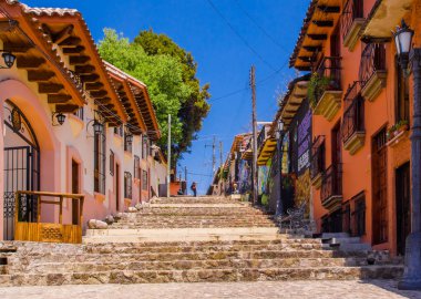 San Cristobal De Las Casas, Meksika, Mayıs, 17, 2018: Açık görünümü bir Hill San Cristobal de Las Casas, Chiapas renkli adımlarla yürüyen gençler