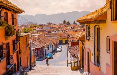 San Cristobal De Las Casas, Meksika, Mayıs, 17, 2018: Sokak görünümü ve San Cristobal de Las Casas tarihi merkezinde kaldırım