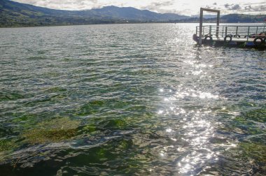 Güzel manzara mavi gökyüzü ve bazı bulutlar ile güzel bir gün gölde San Pablo Pier