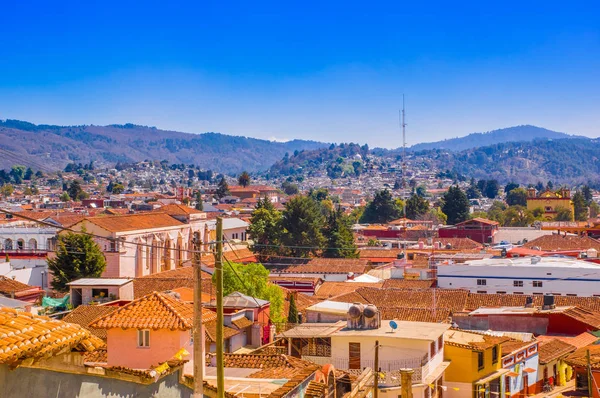 Bela vista aérea dos telhados dos antigos edifícios coloniais na cidade de San Cristobal de las Casas, durante um lindo dia ensolarado — Fotografia de Stock