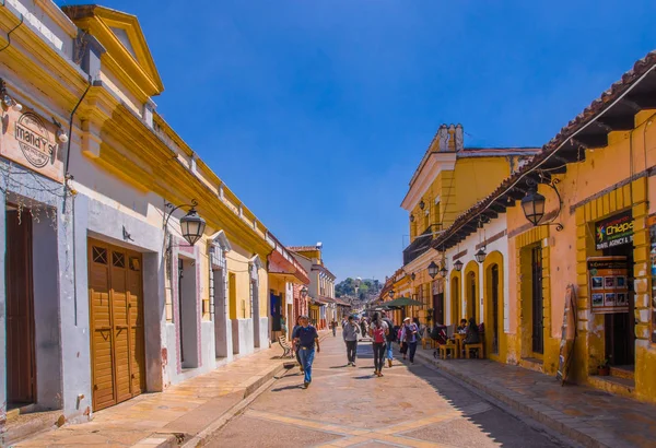 San Cristobal De Las Casas, Mexico, mei, 17, 2018: Straten in de culturele hoofdstad van Chiapas in het centrum van de stad onderhoudt de Spaanse koloniale lay-out en veel van de architectuur — Stockfoto