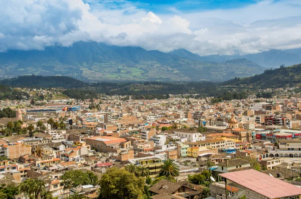 Zewnętrzny widok z piękną panoramą miasta Otavalo w Ekwadorze — Zdjęcie stockowe