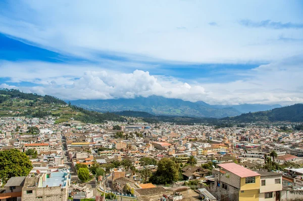 Vista ao ar livre da bela vista panorâmica da cidade de Otavalo no Equador — Fotografia de Stock
