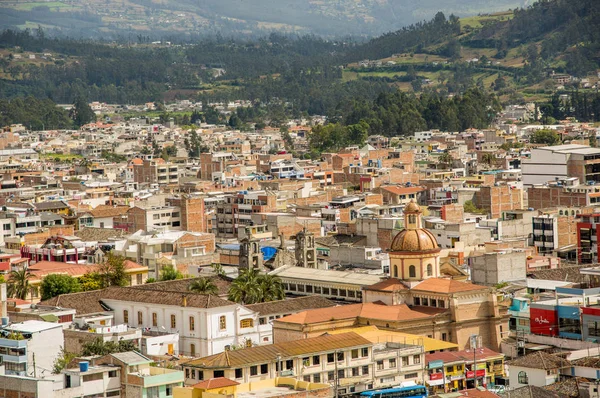 Buiten uitzicht op prachtig panoramisch uitzicht over de stad van Otavalo in Ecuador — Stockfoto