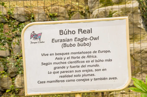 OTAVALO, ECUADOR - 29 DE MAYO DE 2018: Vista al aire libre del signo informativo del búho águila eurasiática, Bubo bubo en el Parque Cóndor en Otavalo, Ecuador — Foto de Stock