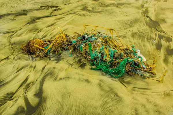 Відкритий погляд рибальські мережі і мотузки сміття в пляжі, кожен день, відходи осідає на пляжі Атлантичного західного узбережжя, їх надходження від океану струмів ефект — стокове фото