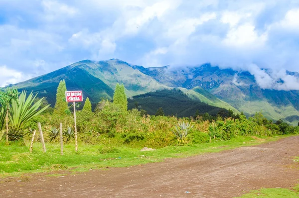 Vista exterior del cartel a un lado de la carretera, con enorme montaña en el horizontal, imbabura estratovolcán inactivo en el norte de Ecuador — Foto de Stock