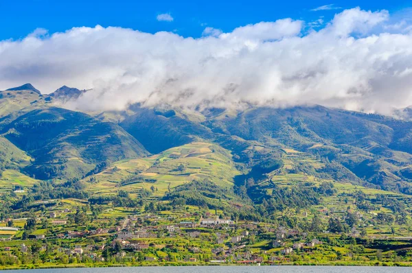 Vista ao ar livre de edifícios de casas na base do estratovulcão inativo Imbabura no norte do Equador — Fotografia de Stock