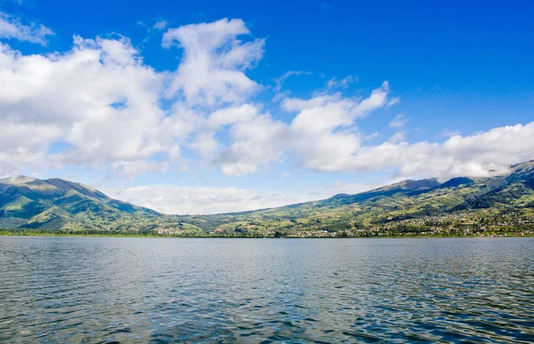 Imbabura estratovulcão inativo sob o Lago San Pablo, no norte do Equador — Fotografia de Stock