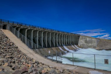 Yellowstone, Montana, 24 Mayıs 2018: Açık bakış Jackson Gölü Grand Teton Milli Parkı'nda Barajı Dolusavak kapılarında yoluyla acele su