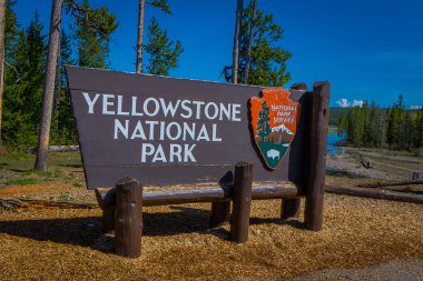 Yellowstone, Montana, ABD 24 Mayıs 2018: Bilgilendirici tabelada Yellowstone Milli Parkı park girin, ahşap yapı açık görünümünü