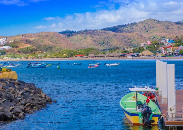 San Juan del Sur, Nikaragua - 11. května 2018: pohled některých lodí na molo San Juan Del sur na pobřeží oceánu v Nikaragui — Stock fotografie