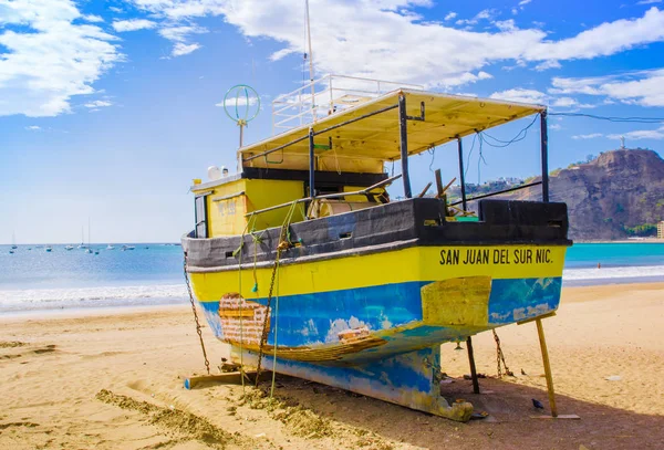 San Juan del Sur, Nicaragua - May 11, 2018: Outdoor view of yellow boat on the beach of San Juan Del sur on the ocean coast in Nicaragua with beautiful beaches — Stock Photo, Image