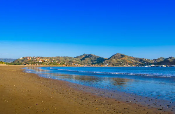 Bella vista esterna della spiaggia vuota di acqua blu a San Juan del sur nel sud del Nicaragua — Foto Stock