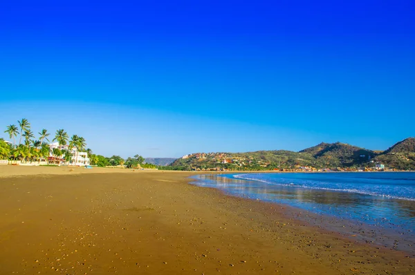 Прекрасний відкритий вид порожній блакитна вода пляжі в Сан-Хуан-дель-Сур, в південному Нікарагуа — стокове фото