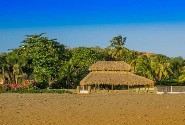 Beautiful outdoor view of straw building located at the beach in San Juan del sur in south Nicaragua — Stock Photo, Image