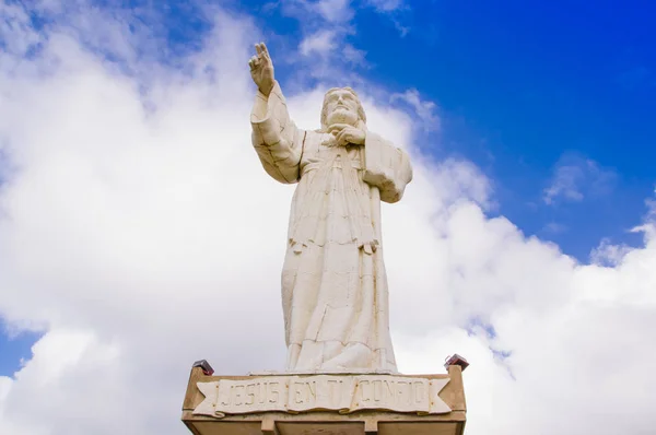 San Juan del Sur, Nicaragua - 11 mei 2018: kolossaal standbeeld van Jezus Christus in de noordelijkste zeewering in de baai van San Juan del Sur — Stockfoto