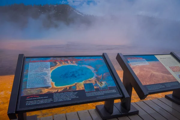 YELLOWSTONE, MONTANA, États-Unis 24 MAI 2018 : Gros plan d'un panneau d'information écrit sur une structure en bois à Grand Prismatic Spring, Midway Geyser Basin, parc national Yellowstone — Photo