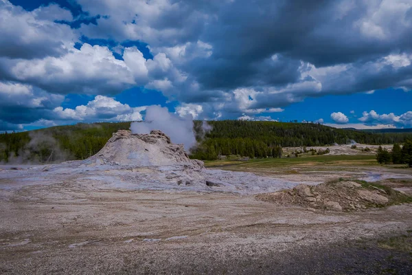 Beau paysage de vieux geyser fidèle, entouré de vapeur à Midway Geyser Basin, Yellowstone National Park,. Ce geyser est l'un des plus actifs — Photo