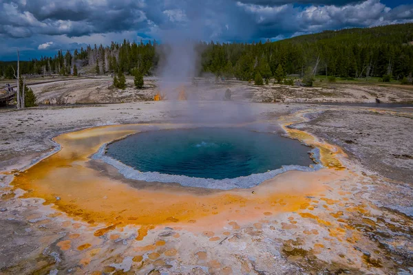 Esterilla microbiana de aguas termales y naranja en la antigua cuenca de géiseres del Parque Nacional Yellowstone, Wyoming — Foto de Stock